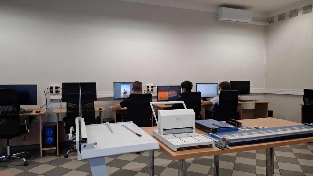 Rok szkolny 2025/2026 przynosi znaczące ulepszenia w pracowni projektowania graficznego. W pracowni projektowania graficznego wymieniono komputery i monitory na sprzęt spełniający wymagania nawet najbardziej wybrednych grafików. Nowe stanowiska pracy wyposażono w wydajne jednostki oraz wysokiej klasy monitory graficzne, które zapewniają precyzyjne odwzorowanie kolorów i doskonałą jakość obrazu. Uczniowie mogą teraz komfortowo pracować na zaawansowanych programach graficznych i realizować projekty na poziomie zbliżonym do profesjonalnych standardów branżowych.