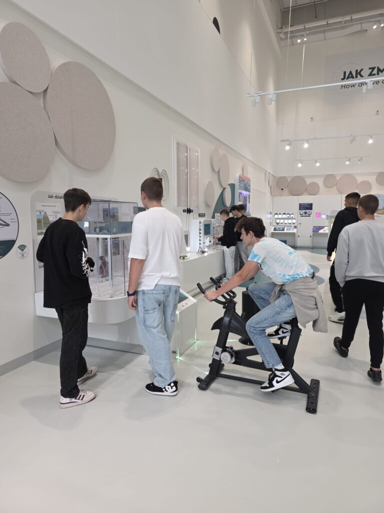 15 października 2025 r. uczniowie ZS CKU w Radoczy odwiedzili Małopolskie Centrum Nauki Cogiteon w Krakowie w ramach projektu „Wadowickie Centrum Kształcenia Zawodowego i Ustawicznego III”.