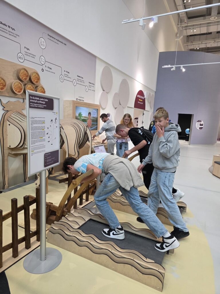 15 października 2025 r. uczniowie ZS CKU w Radoczy odwiedzili Małopolskie Centrum Nauki Cogiteon w Krakowie w ramach projektu „Wadowickie Centrum Kształcenia Zawodowego i Ustawicznego III”.