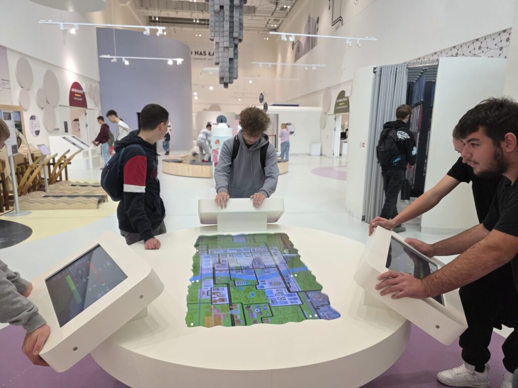 15 października 2025 r. uczniowie ZS CKU w Radoczy odwiedzili Małopolskie Centrum Nauki Cogiteon w Krakowie w ramach projektu „Wadowickie Centrum Kształcenia Zawodowego i Ustawicznego III”.