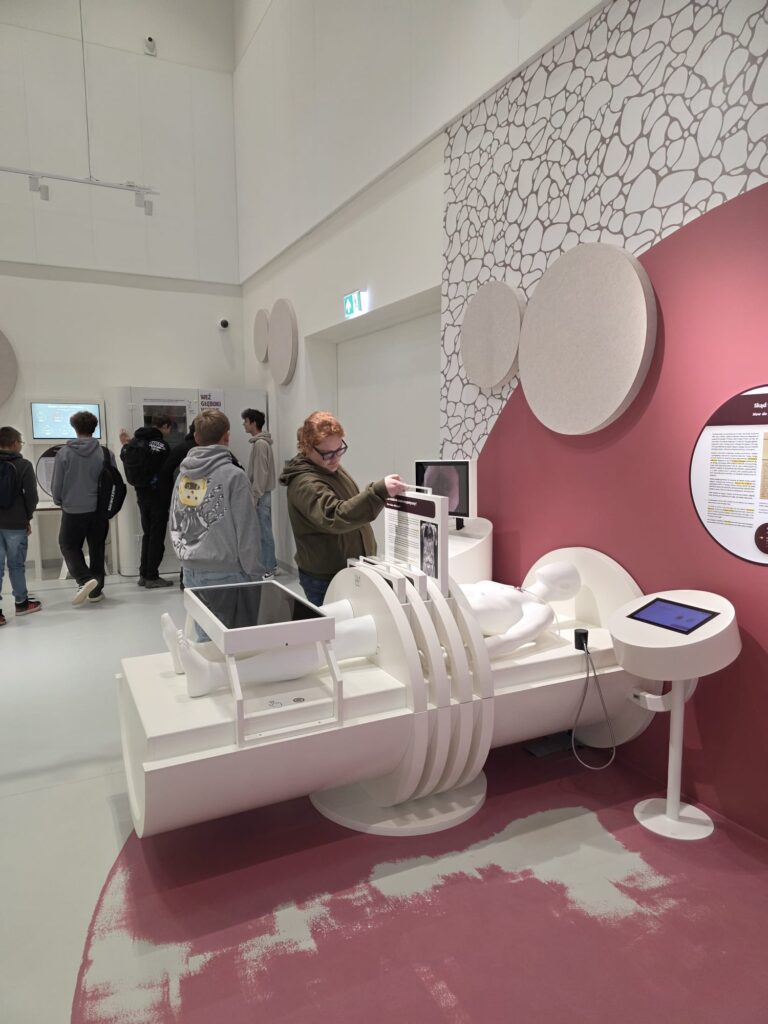 15 października 2025 r. uczniowie ZS CKU w Radoczy odwiedzili Małopolskie Centrum Nauki Cogiteon w Krakowie w ramach projektu „Wadowickie Centrum Kształcenia Zawodowego i Ustawicznego III”.
