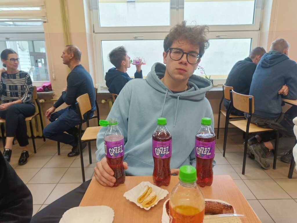 Piątek, 24 października, w Zespole Szkół CKU w Radoczy upłynął w wyjątkowej, pełnej radości i smaku atmosferze! Jak co roku odbyło się nasze tradycyjne Święto Integracji Szkolnej, połączone z obchodami Dnia Pieczonego Ziemniaka.