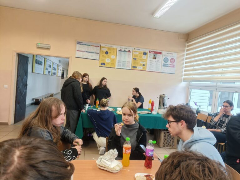 Piątek, 24 października, w Zespole Szkół CKU w Radoczy upłynął w wyjątkowej, pełnej radości i smaku atmosferze! Jak co roku odbyło się nasze tradycyjne Święto Integracji Szkolnej, połączone z obchodami Dnia Pieczonego Ziemniaka.