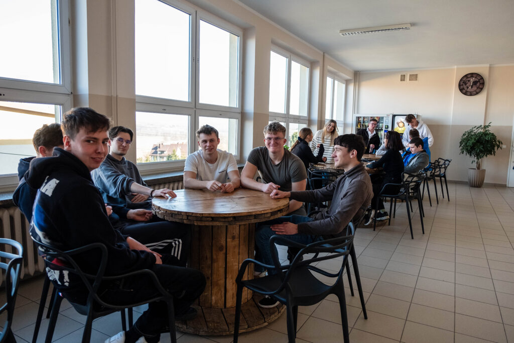 Na I i II piętrze nadal funkcjonują wygodne strefy relaksu dla uczniów, a automaty vendingowe oferują zdrowe przekąski i napoje. 