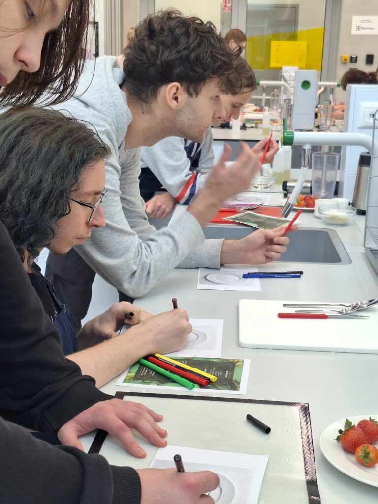 W dniach 30 września – 1 października uczniowie naszego Technikum Żywienia mieli wyjątkową okazję uczestniczyć w wyjeździe edukacyjnym do Krakowa, który połączył naukę z integracją i rozwijaniem pasji zawodowych.