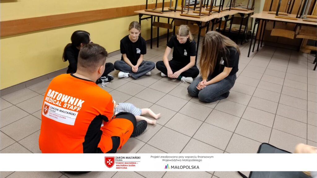 Drugi etap projektu „Młody Ratownik – Trzy Kroki do Pierwszej Pomocy”
W ramach projektu realizowanego ze środków Województwa Małopolskiego, Fundacja Pomoc Maltańska – Maltańska Służba Medyczna Oddział Andrychów kontynuuje edukacyjną misję kształcenia młodych ludzi w zakresie ratownictwa i pierwszej pomocy.