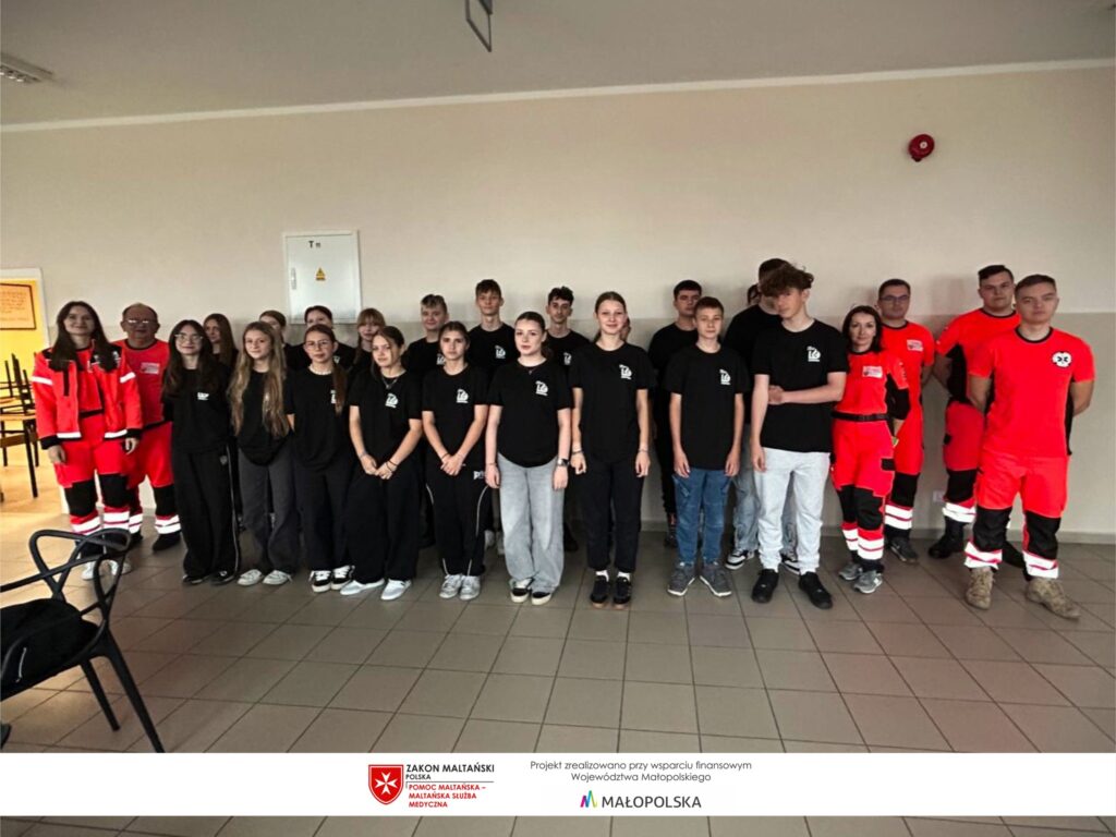 Drugi etap projektu „Młody Ratownik – Trzy Kroki do Pierwszej Pomocy”
W ramach projektu realizowanego ze środków Województwa Małopolskiego, Fundacja Pomoc Maltańska – Maltańska Służba Medyczna Oddział Andrychów kontynuuje edukacyjną misję kształcenia młodych ludzi w zakresie ratownictwa i pierwszej pomocy.
