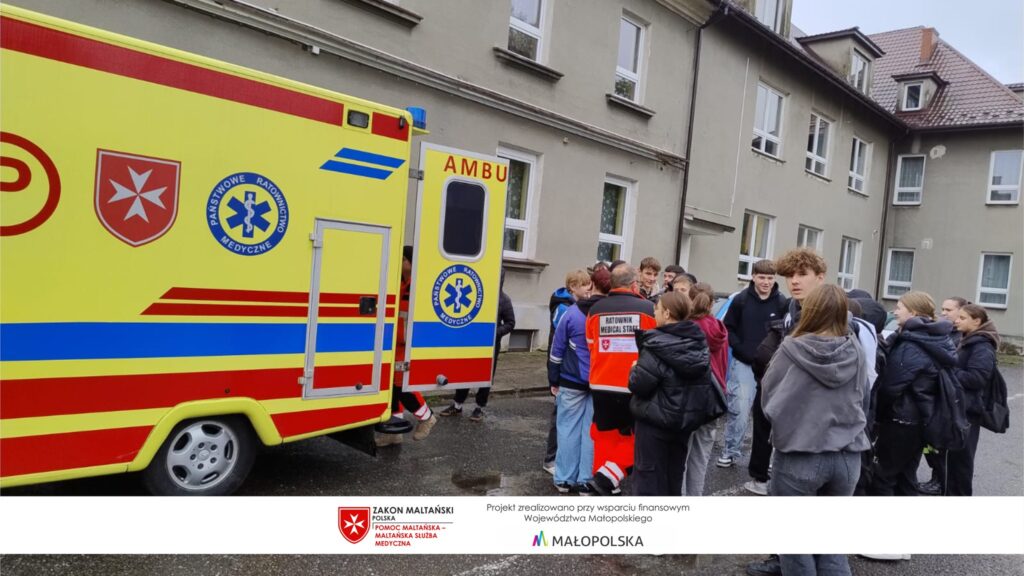 Drugi etap projektu „Młody Ratownik – Trzy Kroki do Pierwszej Pomocy”
W ramach projektu realizowanego ze środków Województwa Małopolskiego, Fundacja Pomoc Maltańska – Maltańska Służba Medyczna Oddział Andrychów kontynuuje edukacyjną misję kształcenia młodych ludzi w zakresie ratownictwa i pierwszej pomocy.