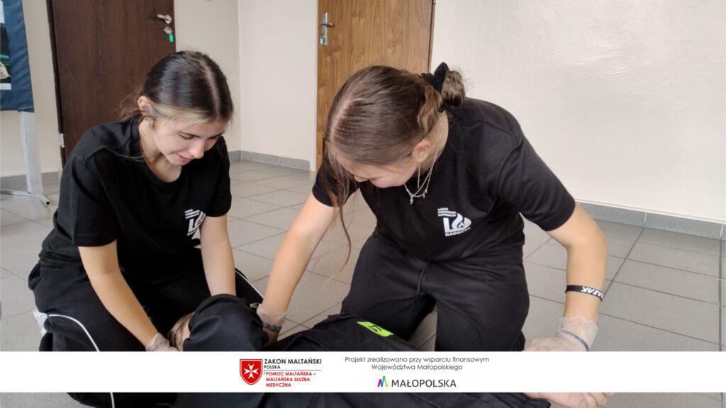 Drugi etap projektu „Młody Ratownik – Trzy Kroki do Pierwszej Pomocy”
W ramach projektu realizowanego ze środków Województwa Małopolskiego, Fundacja Pomoc Maltańska – Maltańska Służba Medyczna Oddział Andrychów kontynuuje edukacyjną misję kształcenia młodych ludzi w zakresie ratownictwa i pierwszej pomocy.