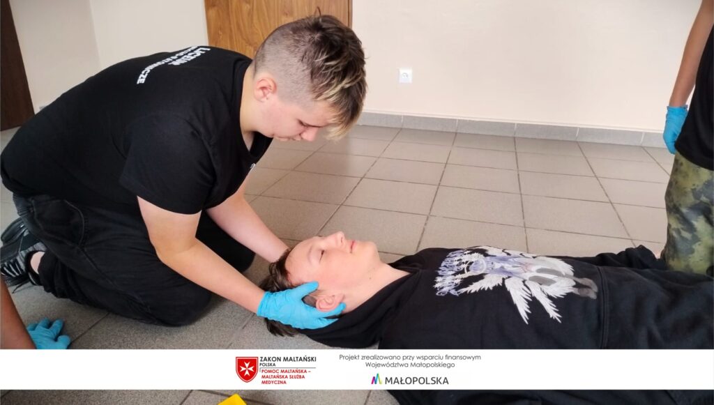Drugi etap projektu „Młody Ratownik – Trzy Kroki do Pierwszej Pomocy”
W ramach projektu realizowanego ze środków Województwa Małopolskiego, Fundacja Pomoc Maltańska – Maltańska Służba Medyczna Oddział Andrychów kontynuuje edukacyjną misję kształcenia młodych ludzi w zakresie ratownictwa i pierwszej pomocy.