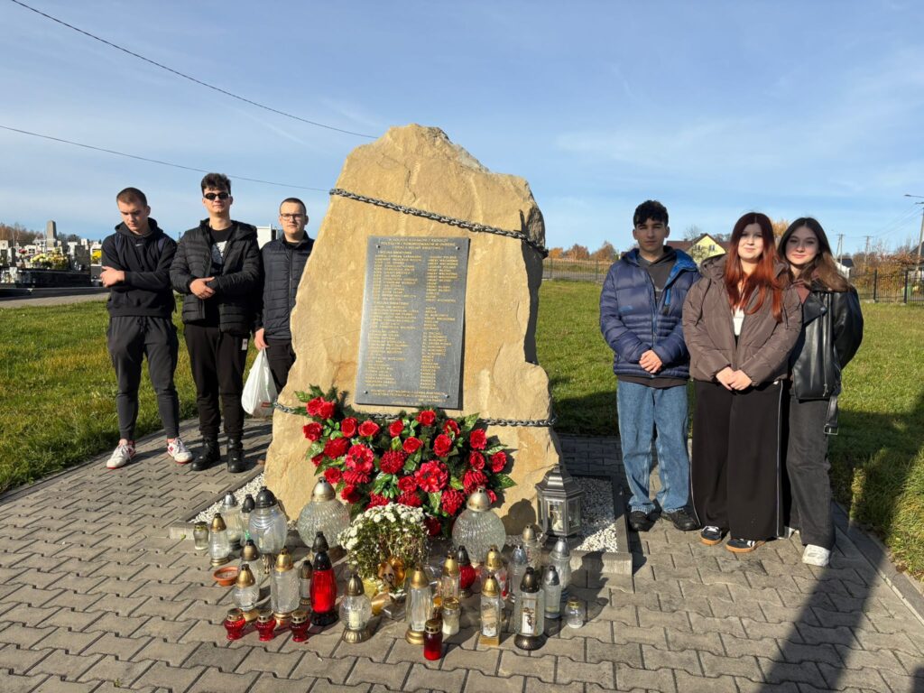 Szkolny wolontariat pamięta o tych, którzy odeszli