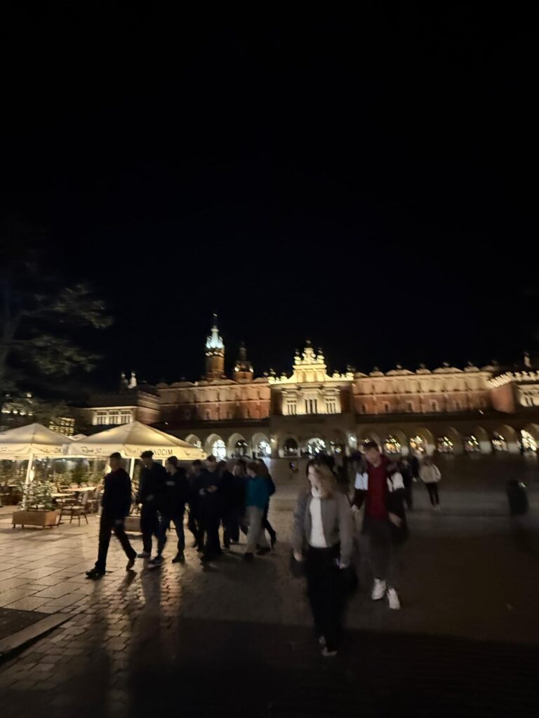 14 listopada uczniowie klasy III TPiGC wraz z opiekunami – panią Joanną Galus i panem Andrzejem Karczem – wyruszyli do Krakowa, by odbyć niezwykłą podróż w czasie. Celem tej wyprawy było miasto bliskie sercu artystów epoki Młodej Polski, miasto, w którym tworzył Stanisław Wyspiański. Spacer śladami poety i dramaturga stał się nie tylko lekcją historii i literatury, lecz także doświadczeniem, które pozwoliło poczuć atmosferę minionych lat.