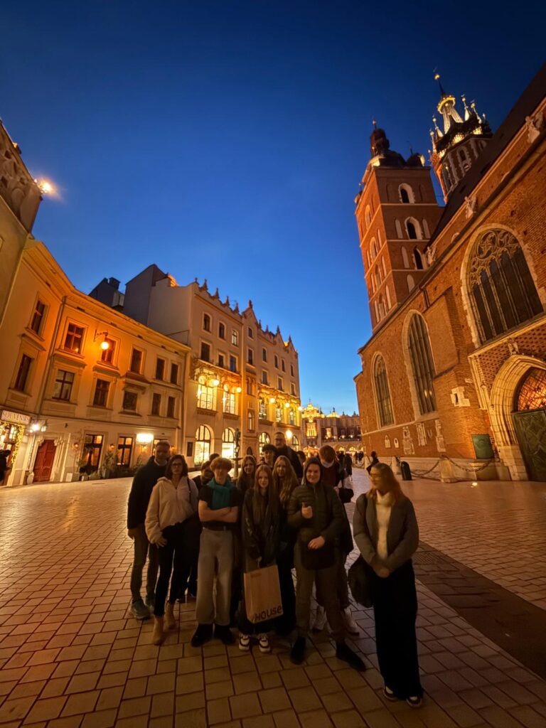 14 listopada uczniowie klasy III TPiGC wraz z opiekunami – panią Joanną Galus i panem Andrzejem Karczem – wyruszyli do Krakowa, by odbyć niezwykłą podróż w czasie. Celem tej wyprawy było miasto bliskie sercu artystów epoki Młodej Polski, miasto, w którym tworzył Stanisław Wyspiański. Spacer śladami poety i dramaturga stał się nie tylko lekcją historii i literatury, lecz także doświadczeniem, które pozwoliło poczuć atmosferę minionych lat.