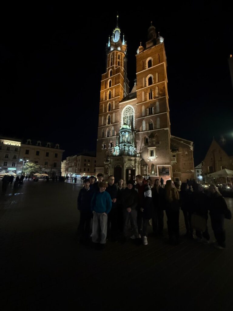 14 listopada uczniowie klasy III TPiGC wraz z opiekunami – panią Joanną Galus i panem Andrzejem Karczem – wyruszyli do Krakowa, by odbyć niezwykłą podróż w czasie. Celem tej wyprawy było miasto bliskie sercu artystów epoki Młodej Polski, miasto, w którym tworzył Stanisław Wyspiański. Spacer śladami poety i dramaturga stał się nie tylko lekcją historii i literatury, lecz także doświadczeniem, które pozwoliło poczuć atmosferę minionych lat.