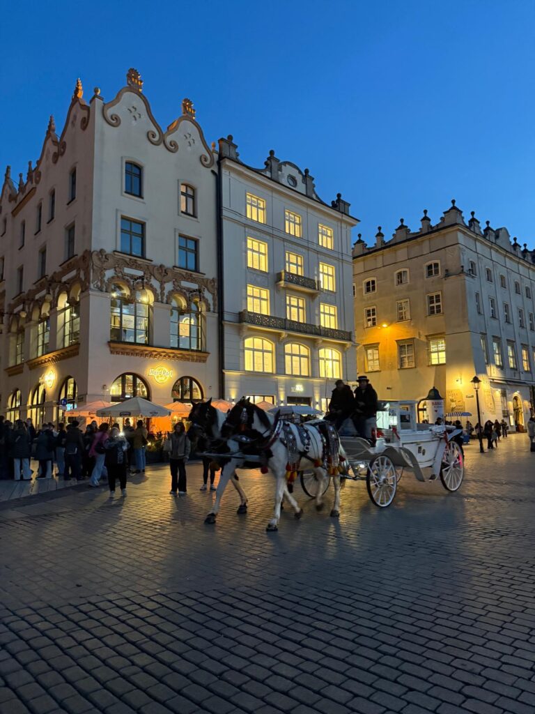 14 listopada uczniowie klasy III TPiGC wraz z opiekunami – panią Joanną Galus i panem Andrzejem Karczem – wyruszyli do Krakowa, by odbyć niezwykłą podróż w czasie. Celem tej wyprawy było miasto bliskie sercu artystów epoki Młodej Polski, miasto, w którym tworzył Stanisław Wyspiański. Spacer śladami poety i dramaturga stał się nie tylko lekcją historii i literatury, lecz także doświadczeniem, które pozwoliło poczuć atmosferę minionych lat.