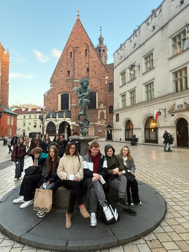 14 listopada uczniowie klasy III TPiGC wraz z opiekunami – panią Joanną Galus i panem Andrzejem Karczem – wyruszyli do Krakowa, by odbyć niezwykłą podróż w czasie. Celem tej wyprawy było miasto bliskie sercu artystów epoki Młodej Polski, miasto, w którym tworzył Stanisław Wyspiański. Spacer śladami poety i dramaturga stał się nie tylko lekcją historii i literatury, lecz także doświadczeniem, które pozwoliło poczuć atmosferę minionych lat.