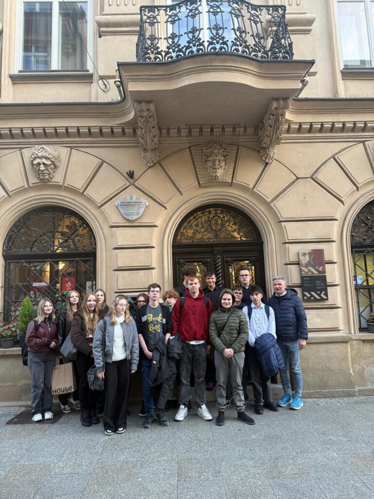 14 listopada uczniowie klasy III TPiGC wraz z opiekunami – panią Joanną Galus i panem Andrzejem Karczem – wyruszyli do Krakowa, by odbyć niezwykłą podróż w czasie. Celem tej wyprawy było miasto bliskie sercu artystów epoki Młodej Polski, miasto, w którym tworzył Stanisław Wyspiański. Spacer śladami poety i dramaturga stał się nie tylko lekcją historii i literatury, lecz także doświadczeniem, które pozwoliło poczuć atmosferę minionych lat.
