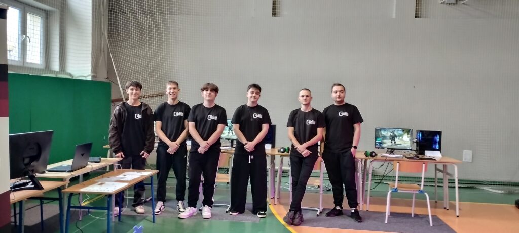 Technikum Grafiki i Poligrafii Cyfrowej wzięło udział w X Gaming Festiwal, gdzie zaprezentowało profesjonalną oprawę wydarzenia pod opieką nauczycielki grafiki i poligrafii cyrowej pani Agnieszki Augustyniak. Był to długi, ale wyjątkowy dzień pełen emocji i niezapomnianych wrażeń.