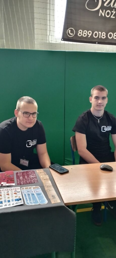 Technikum Grafiki i Poligrafii Cyfrowej wzięło udział w X Gaming Festiwal, gdzie zaprezentowało profesjonalną oprawę wydarzenia pod opieką nauczycielki grafiki i poligrafii cyrowej pani Agnieszki Augustyniak. Był to długi, ale wyjątkowy dzień pełen emocji i niezapomnianych wrażeń.