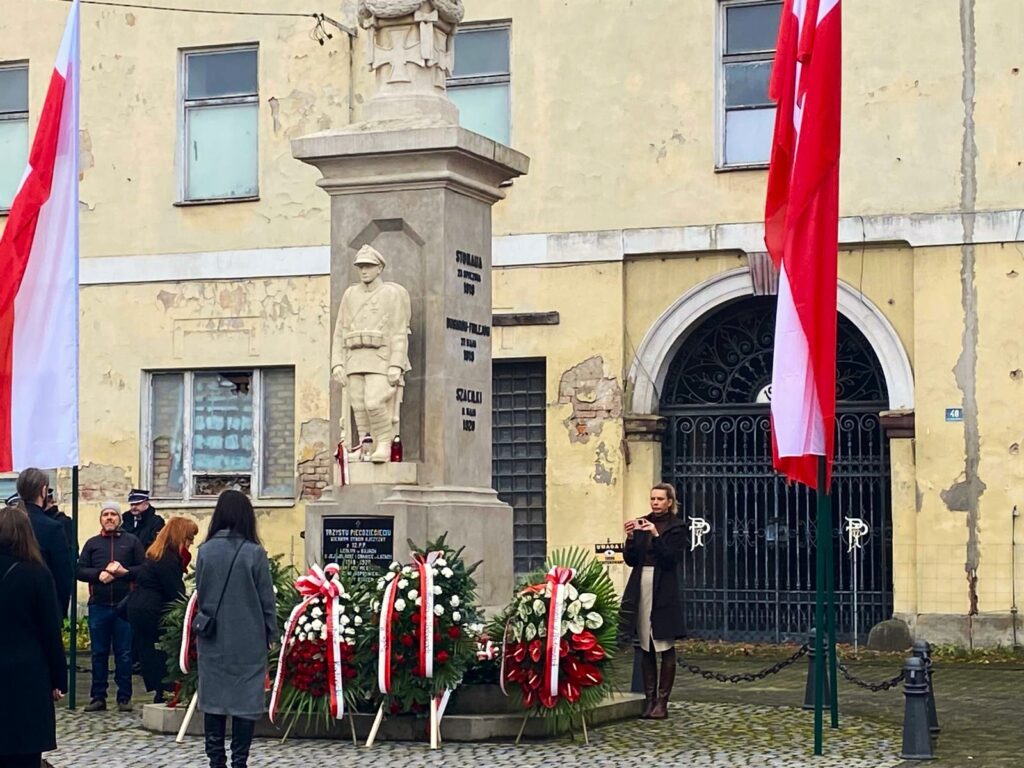 W dniu 11 listopada delegacja naszej szkoły z dumą uczestniczyła w uroczystych obchodach Narodowego Święta Niepodległości w Wadowicach.