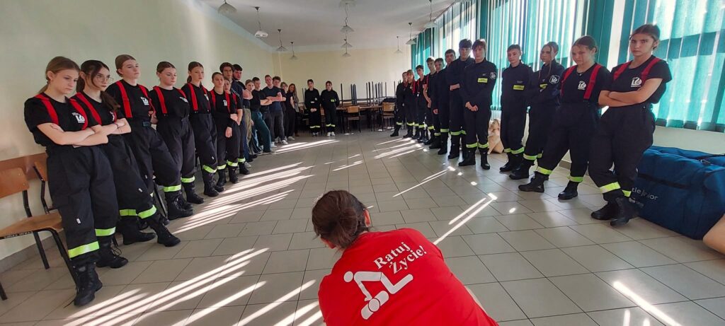 Uczniowie naszej szkoły ukończyli Kurs Tamowania Masywnych Krwotoków
28 uczniów naszej szkoły ukończyło Kurs Tamowania Masywnych Krwotoków. Podczas pięciogodzinnych zajęć uczestnicy zdobywali praktyczne umiejętności z zakresu ratownictwa i pierwszej pomocy.