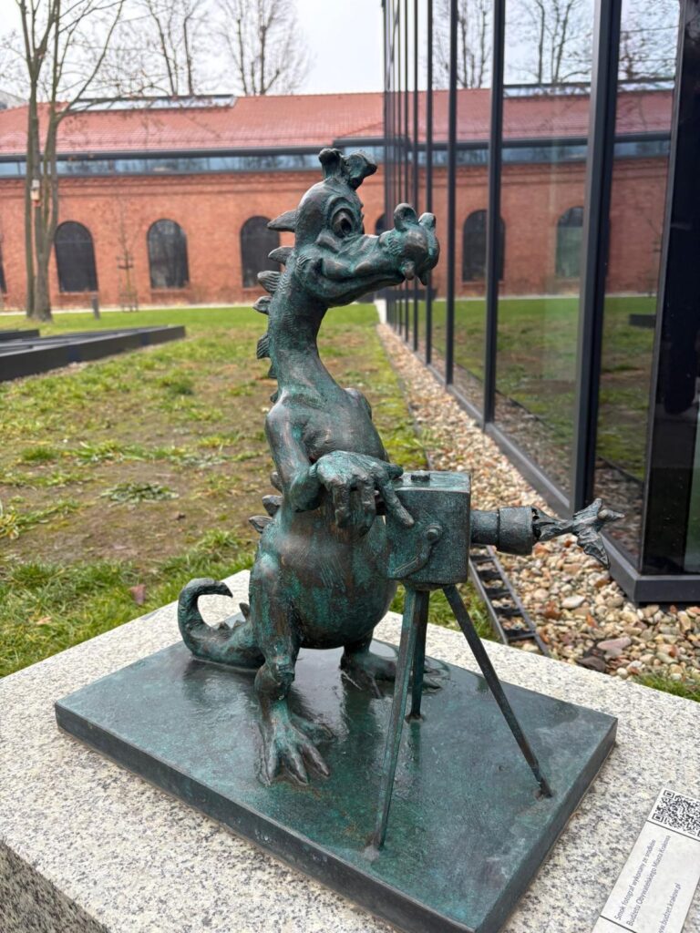 4 grudnia uczniowie klasy 4 kierunku Grafika i Poligrafia Cyfrowa wybrali się na inspirującą wycieczkę do Muzeum Fotografii w Krakowie, gdzie czekała na nich solidna dawka wiedzy, sztuki i twórczych bodźców.