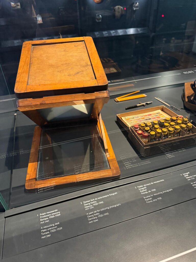 4 grudnia uczniowie klasy 4 kierunku Grafika i Poligrafia Cyfrowa wybrali się na inspirującą wycieczkę do Muzeum Fotografii w Krakowie, gdzie czekała na nich solidna dawka wiedzy, sztuki i twórczych bodźców.