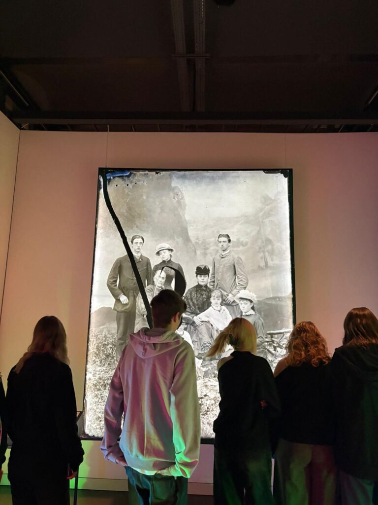 4 grudnia uczniowie klasy 4 kierunku Grafika i Poligrafia Cyfrowa wybrali się na inspirującą wycieczkę do Muzeum Fotografii w Krakowie, gdzie czekała na nich solidna dawka wiedzy, sztuki i twórczych bodźców.