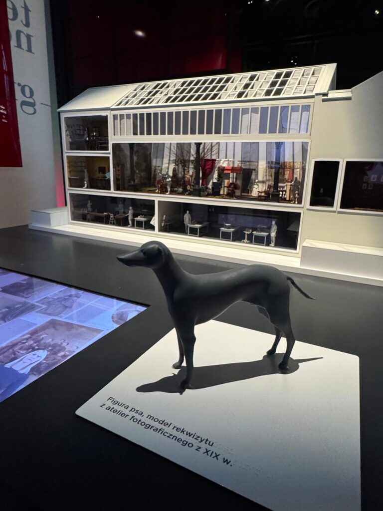 4 grudnia uczniowie klasy 4 kierunku Grafika i Poligrafia Cyfrowa wybrali się na inspirującą wycieczkę do Muzeum Fotografii w Krakowie, gdzie czekała na nich solidna dawka wiedzy, sztuki i twórczych bodźców.