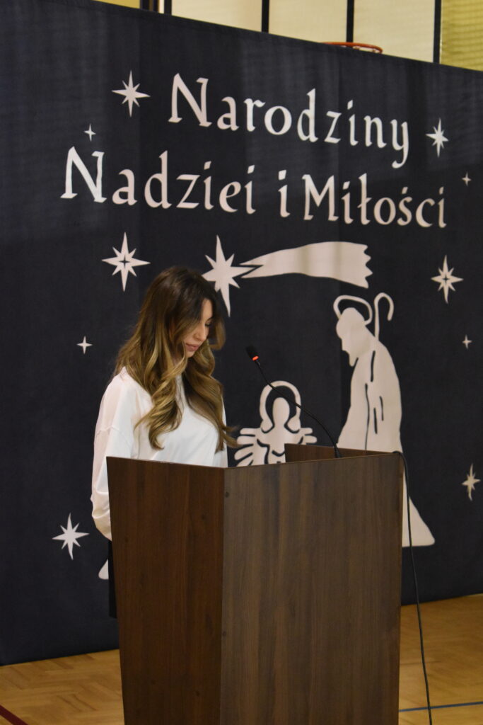 Świąteczny apel w naszej szkole – wspólne kolędowanie i świąteczne życzenia

W dniu dzisiejszym w naszej szkole odbył się świąteczny apel przygotowany przez uczniów klasy IV TMRiA pod opieką wychowawcy Witolda Kołodziejczyka. Wydarzenie przebiegało w wyjątkowej, pełnej ciepła i refleksji atmosferze.