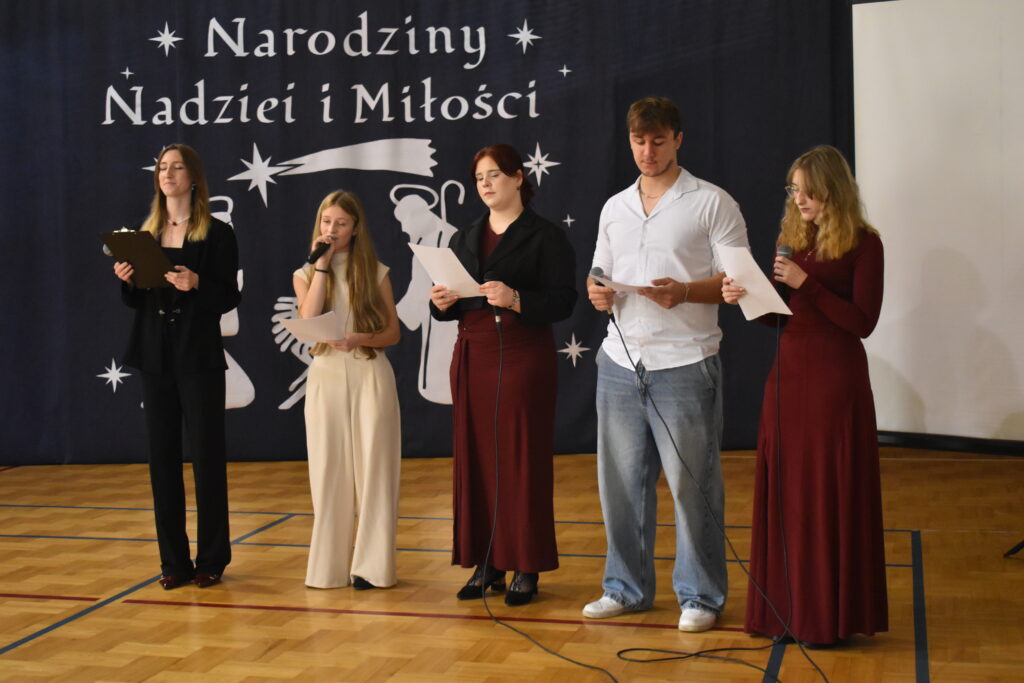 Świąteczny apel w naszej szkole – wspólne kolędowanie i świąteczne życzenia

W dniu dzisiejszym w naszej szkole odbył się świąteczny apel przygotowany przez uczniów klasy IV TMRiA pod opieką wychowawcy Witolda Kołodziejczyka. Wydarzenie przebiegało w wyjątkowej, pełnej ciepła i refleksji atmosferze.