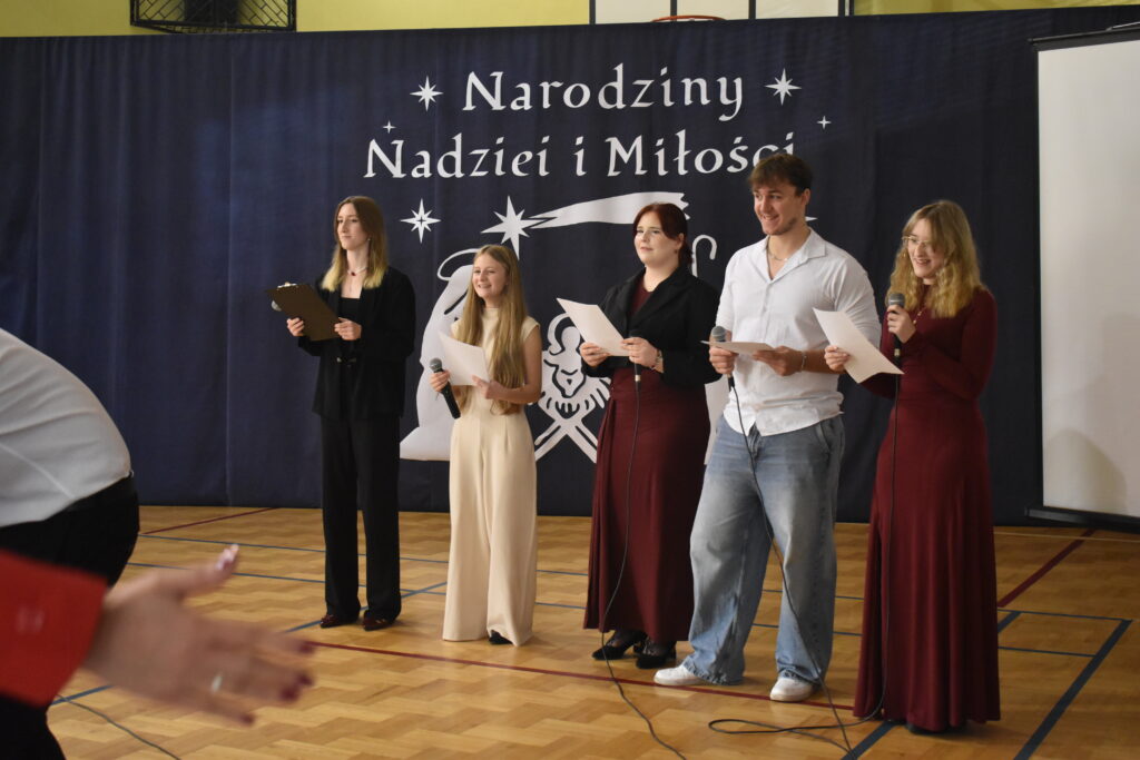 Świąteczny apel w naszej szkole – wspólne kolędowanie i świąteczne życzenia

W dniu dzisiejszym w naszej szkole odbył się świąteczny apel przygotowany przez uczniów klasy IV TMRiA pod opieką wychowawcy Witolda Kołodziejczyka. Wydarzenie przebiegało w wyjątkowej, pełnej ciepła i refleksji atmosferze.
