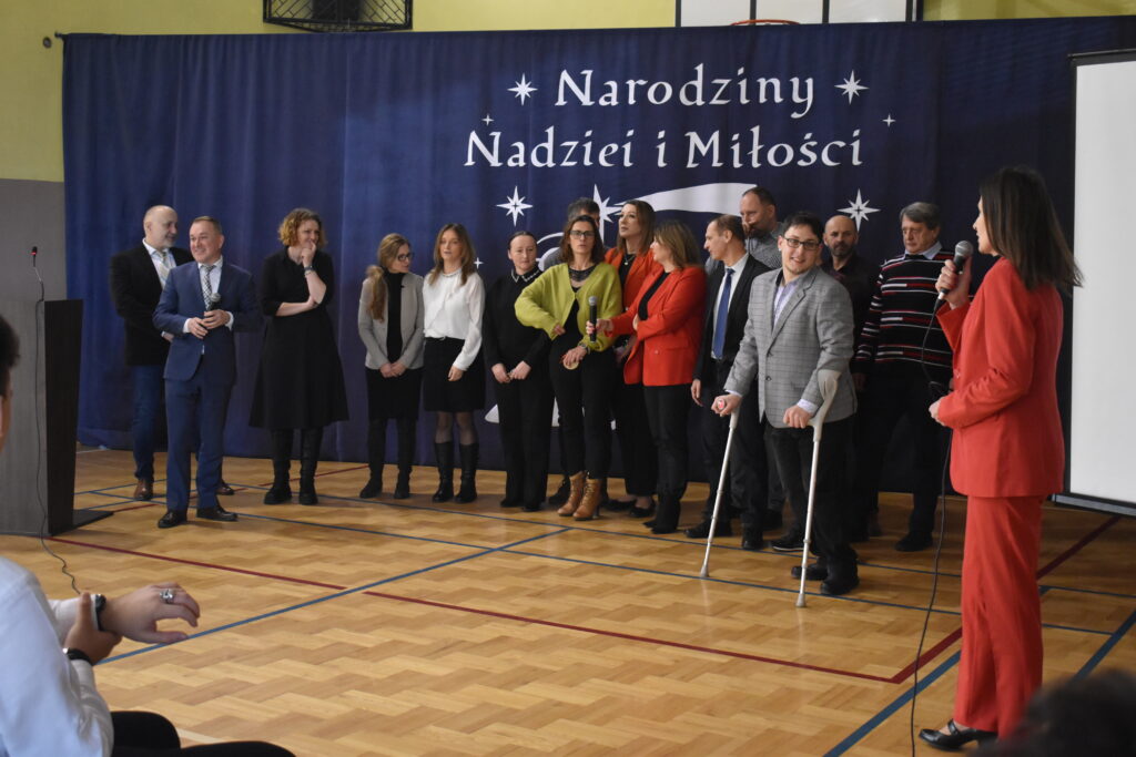 Świąteczny apel w naszej szkole – wspólne kolędowanie i świąteczne życzenia

W dniu dzisiejszym w naszej szkole odbył się świąteczny apel przygotowany przez uczniów klasy IV TMRiA pod opieką wychowawcy Witolda Kołodziejczyka. Wydarzenie przebiegało w wyjątkowej, pełnej ciepła i refleksji atmosferze.