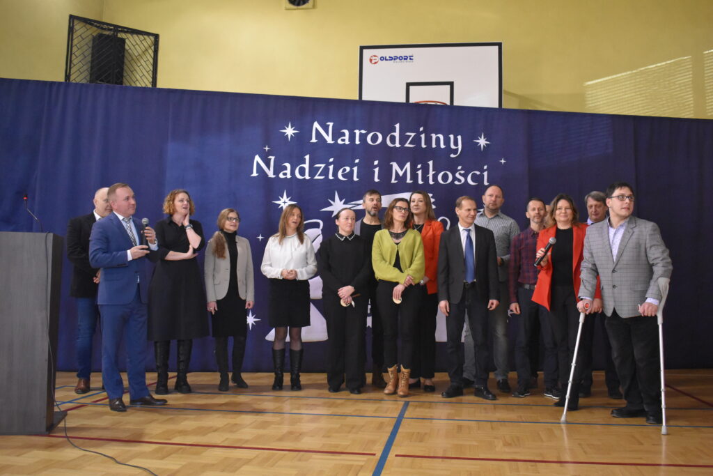 Świąteczny apel w naszej szkole – wspólne kolędowanie i świąteczne życzenia

W dniu dzisiejszym w naszej szkole odbył się świąteczny apel przygotowany przez uczniów klasy IV TMRiA pod opieką wychowawcy Witolda Kołodziejczyka. Wydarzenie przebiegało w wyjątkowej, pełnej ciepła i refleksji atmosferze.