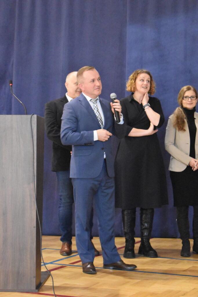 Świąteczny apel w naszej szkole – wspólne kolędowanie i świąteczne życzenia

W dniu dzisiejszym w naszej szkole odbył się świąteczny apel przygotowany przez uczniów klasy IV TMRiA pod opieką wychowawcy Witolda Kołodziejczyka. Wydarzenie przebiegało w wyjątkowej, pełnej ciepła i refleksji atmosferze.