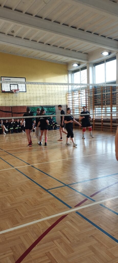 Mikołajkowy Szkolny Turniej Piłki Siatkowej – relacja z wydarzenia
8 grudnia w naszej szkole odbył się Mikołajkowy Szkolny Turniej Piłki Siatkowej, który jak co roku przyciągnął wielu miłośników sportowej rywalizacji. Do udziału zgłosiło się osiem drużyn reprezentujących klasy: I LO, II BS, III TL, III TG, IV TRA, IV TL, IV TP oraz V TL.
