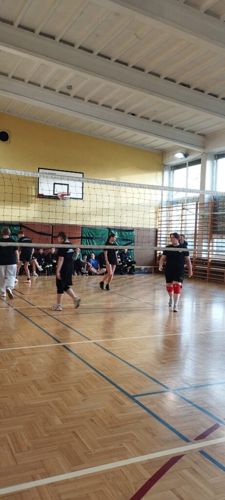 Mikołajkowy Szkolny Turniej Piłki Siatkowej – relacja z wydarzenia
8 grudnia w naszej szkole odbył się Mikołajkowy Szkolny Turniej Piłki Siatkowej, który jak co roku przyciągnął wielu miłośników sportowej rywalizacji. Do udziału zgłosiło się osiem drużyn reprezentujących klasy: I LO, II BS, III TL, III TG, IV TRA, IV TL, IV TP oraz V TL.