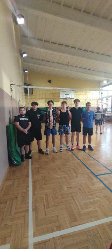 Mikołajkowy Szkolny Turniej Piłki Siatkowej – relacja z wydarzenia
8 grudnia w naszej szkole odbył się Mikołajkowy Szkolny Turniej Piłki Siatkowej, który jak co roku przyciągnął wielu miłośników sportowej rywalizacji. Do udziału zgłosiło się osiem drużyn reprezentujących klasy: I LO, II BS, III TL, III TG, IV TRA, IV TL, IV TP oraz V TL.