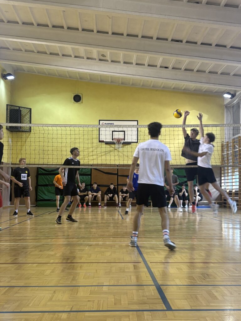 Mikołajkowy Szkolny Turniej Piłki Siatkowej – relacja z wydarzenia
8 grudnia w naszej szkole odbył się Mikołajkowy Szkolny Turniej Piłki Siatkowej, który jak co roku przyciągnął wielu miłośników sportowej rywalizacji. Do udziału zgłosiło się osiem drużyn reprezentujących klasy: I LO, II BS, III TL, III TG, IV TRA, IV TL, IV TP oraz V TL.