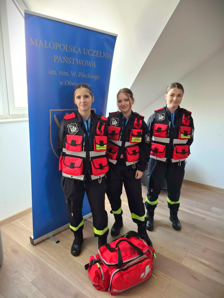Debiut drużyny Liceum Pożarniczo-Ratowniczego w Mistrzostwach Szkół Średnich w Pierwszej Pomocy
W dniu 21 stycznia 2026 r. drużyna z Liceum Ogólnokształcącego o profilu Pożarniczo-Ratowniczym po raz pierwszy wzięła udział w Mistrzostwach Szkół Średnich w Pierwszej Pomocy, organizowanych przez Małopolską Uczelnię Państwową im. rotmistrza Witolda Pileckiego w Oświęcimiu.