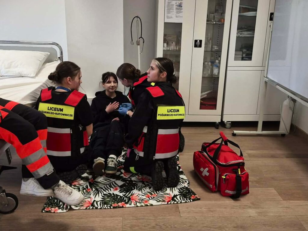 Debiut drużyny Liceum Pożarniczo-Ratowniczego w Mistrzostwach Szkół Średnich w Pierwszej Pomocy
W dniu 21 stycznia 2026 r. drużyna z Liceum Ogólnokształcącego o profilu Pożarniczo-Ratowniczym po raz pierwszy wzięła udział w Mistrzostwach Szkół Średnich w Pierwszej Pomocy, organizowanych przez Małopolską Uczelnię Państwową im. rotmistrza Witolda Pileckiego w Oświęcimiu.