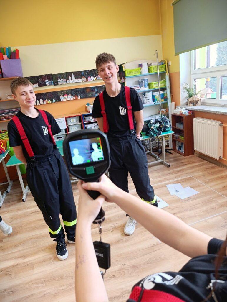 Uczniowie Liceum Ogólnokształcącego o profilu Pożarniczo-Ratowniczym odnieśli znaczący sukces podczas III Zimowych Manewrów Młodzieżowych Drużyn Pożarniczych „Roczyny 2026”. Wydarzenie zgromadziło 14 drużyn z terenu Powiatu Wadowickiego, które rywalizowały w 11 wymagających konkurencjach, sprawdzających zarówno wiedzę teoretyczną, jak i praktyczne umiejętności uczestników.