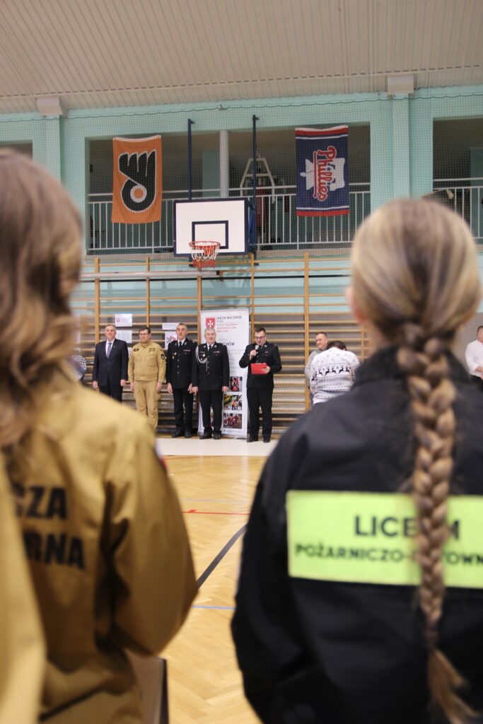 Uczniowie Liceum Ogólnokształcącego o profilu Pożarniczo-Ratowniczym odnieśli znaczący sukces podczas III Zimowych Manewrów Młodzieżowych Drużyn Pożarniczych „Roczyny 2026”. Wydarzenie zgromadziło 14 drużyn z terenu Powiatu Wadowickiego, które rywalizowały w 11 wymagających konkurencjach, sprawdzających zarówno wiedzę teoretyczną, jak i praktyczne umiejętności uczestników.
