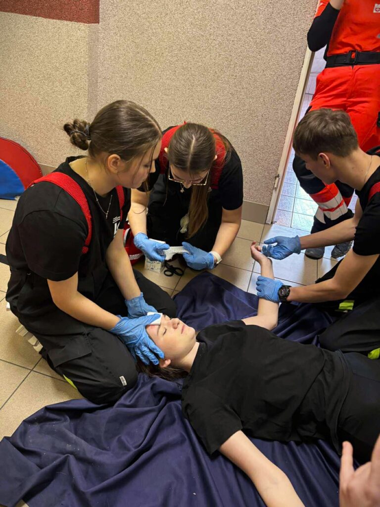 Uczniowie Liceum Ogólnokształcącego o profilu Pożarniczo-Ratowniczym odnieśli znaczący sukces podczas III Zimowych Manewrów Młodzieżowych Drużyn Pożarniczych „Roczyny 2026”. Wydarzenie zgromadziło 14 drużyn z terenu Powiatu Wadowickiego, które rywalizowały w 11 wymagających konkurencjach, sprawdzających zarówno wiedzę teoretyczną, jak i praktyczne umiejętności uczestników.