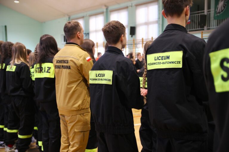Uczniowie Liceum Ogólnokształcącego o profilu Pożarniczo-Ratowniczym odnieśli znaczący sukces podczas III Zimowych Manewrów Młodzieżowych Drużyn Pożarniczych „Roczyny 2026”. Wydarzenie zgromadziło 14 drużyn z terenu Powiatu Wadowickiego, które rywalizowały w 11 wymagających konkurencjach, sprawdzających zarówno wiedzę teoretyczną, jak i praktyczne umiejętności uczestników.