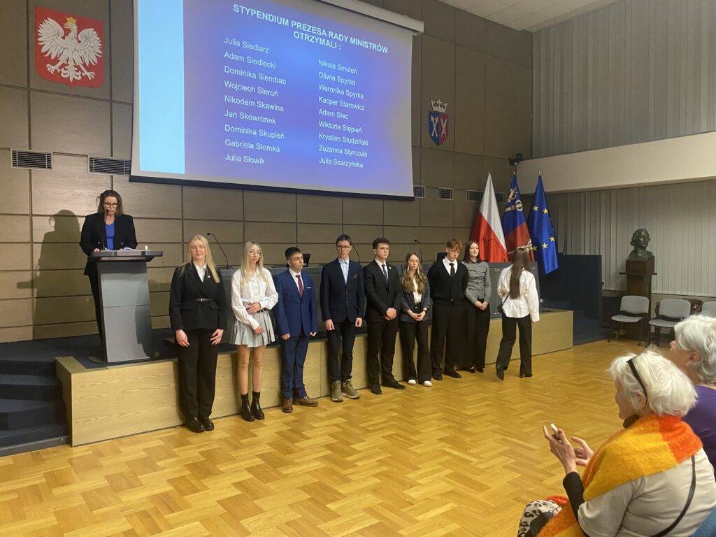 Z ogromną dumą informujemy, że Nikodem Skawina, uczeń klasy IV Technikum Grafiki i Poligrafii Cyfrowej, już po raz trzeci uzyskał najwyższą średnią ocen w naszej szkole, dzięki czemu został laureatem tego prestiżowego wyróżnienia.