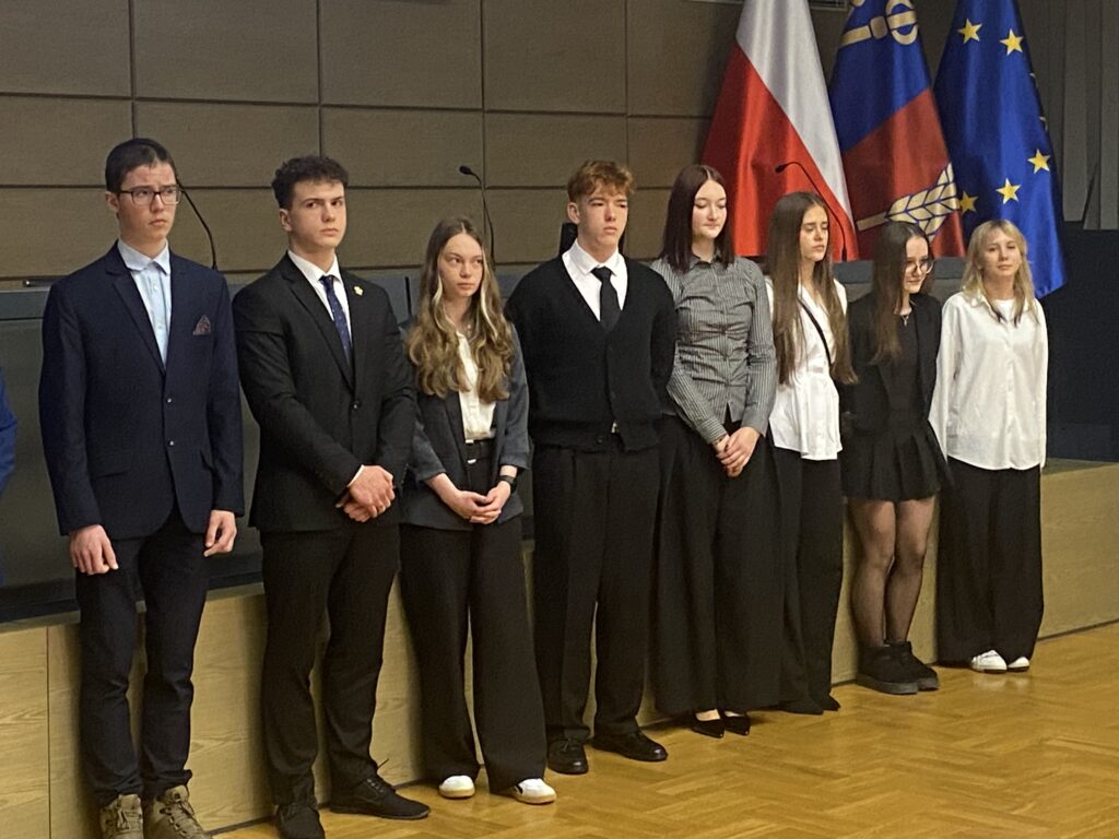Z ogromną dumą informujemy, że Nikodem Skawina, uczeń klasy IV Technikum Grafiki i Poligrafii Cyfrowej, już po raz trzeci uzyskał najwyższą średnią ocen w naszej szkole, dzięki czemu został laureatem tego prestiżowego wyróżnienia.