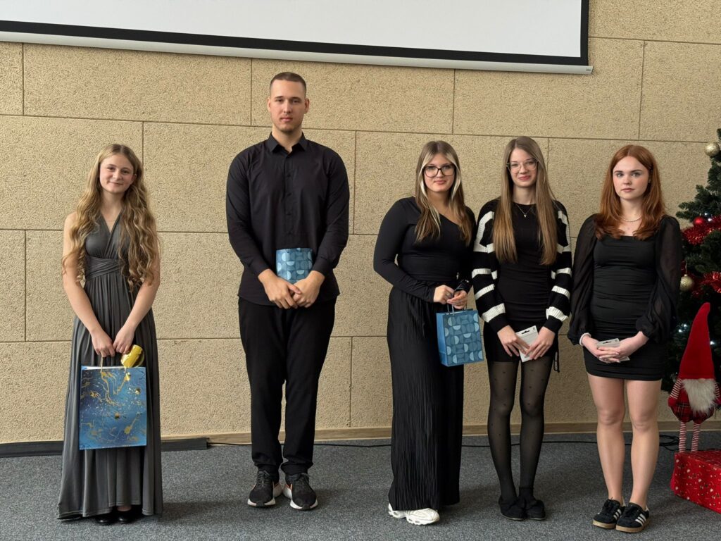 Decyzją jury pierwszą nagrodę zdobyła uczennica naszej szkoły. Maja Brózda zaprezentowała utwór „Let It Snow!” w jazzowej interpretacji Michaela Bublé, zachwycając zarówno jurorów, jak i publiczność. Po ogłoszeniu wyników wykonała piosenkę ponownie na bis.