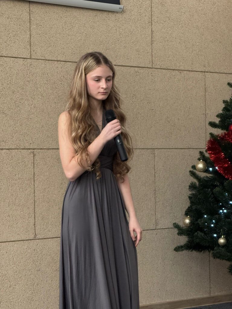 Decyzją jury pierwszą nagrodę zdobyła uczennica naszej szkoły. Maja Brózda zaprezentowała utwór „Let It Snow!” w jazzowej interpretacji Michaela Bublé, zachwycając zarówno jurorów, jak i publiczność. Po ogłoszeniu wyników wykonała piosenkę ponownie na bis.