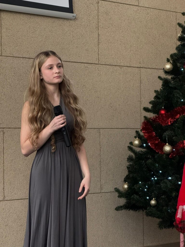 Decyzją jury pierwszą nagrodę zdobyła uczennica naszej szkoły. Maja Brózda zaprezentowała utwór „Let It Snow!” w jazzowej interpretacji Michaela Bublé, zachwycając zarówno jurorów, jak i publiczność. Po ogłoszeniu wyników wykonała piosenkę ponownie na bis.